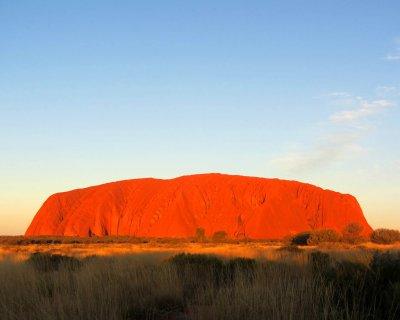 obyvateľov Austrálie posvätnými. ULURU alebo AYERS ROCK: monolit Uluru, päť kilometrov dlhý a viac než tristo metrov vysoký, leží takmer uprostred kontinentu.