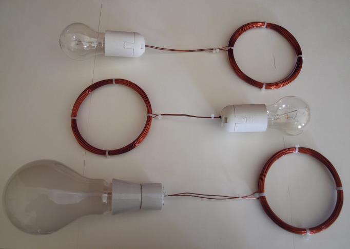 / Pokus zopakujeme s troška väčšou žiarovkou 24 V / 100 W. K objímke so žiarovkou je navinutá cievka so štyrmi závitmi.