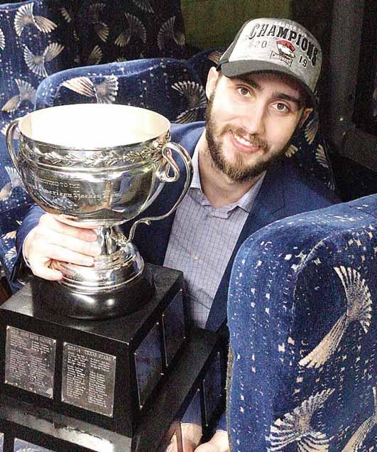 Po aktuálnom triumfe jeho Charlotte Checkers nad Chicagom Wolves vo finále AHL získal už Tomáš Jurčo s Calderovým pohárom. FOTO INSTAGRAM T.J. druhýkrát Calderov pohár.