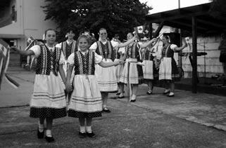 40 Kanadské deti u nás Na futbalovom štadióne v Dunajskej Lužnej sa 29. júla predstavila tanečná skupina Bratislava z kanadského mesta Welland.