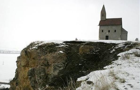 Je najväčšia a najdlhšia v Slovenskom krase. Foto možno napovie: Ako sa volá táto jaskyňa? 1 bod Domica V ktorom okrese sa nachádza?