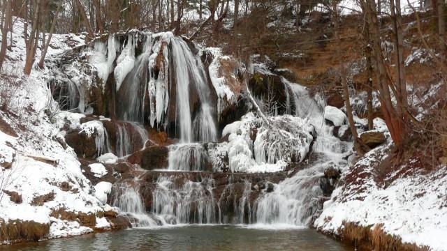 1 bod V Topoľčiankach v zubrej zvernici e) Tento vodopád nehľadajte v lese. Leží uprostred dediny a vytvorila ho riečka Teplianka s prítokmi.