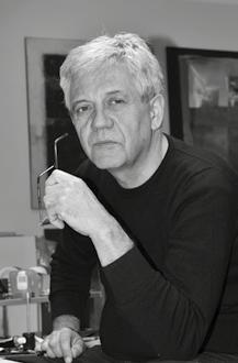 Marian Krajčovič Narodil sa v roku 1952. V období 1971 až 1974 vystavoval v študentských kluboch Bratislave a Krakove.