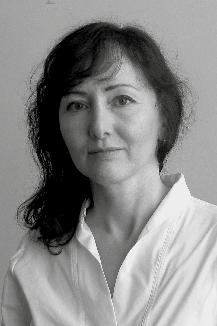 Júlia Piačková Júlia Piačková sa narodila 1. januára 1961 v Hlohovci. V rokoch 1976-1980 absolvovala Strednú priemyselnú školu textilnú v Brne.