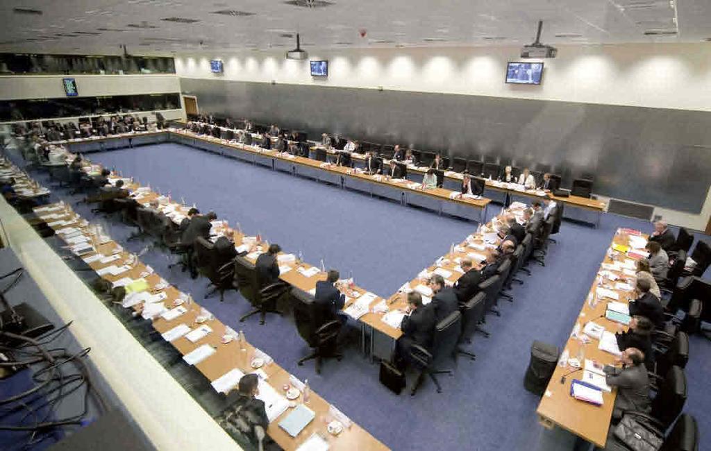 Správa o činnosti 55 Skupina EIB Štatútom zriadené orgány EIB Zasadnutie rady guvernérov Luxembursko Rada guvernérov sa skladá z ministrov menovaných každým z 27 členských štátov, zvyčajne z