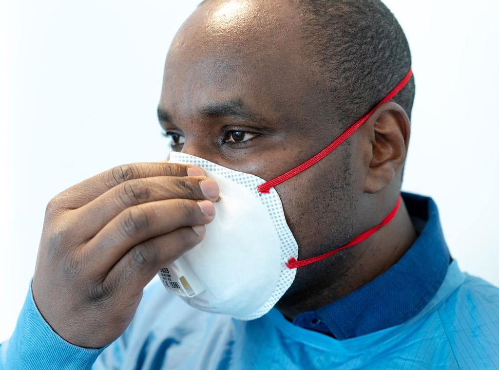 Pred založením respirátora treba skontrolovať, či má správnu veľkosti podľa pokynov výrobcu. Existuje viacero metód na skontrolovanie správnej veľkosti respirátora.