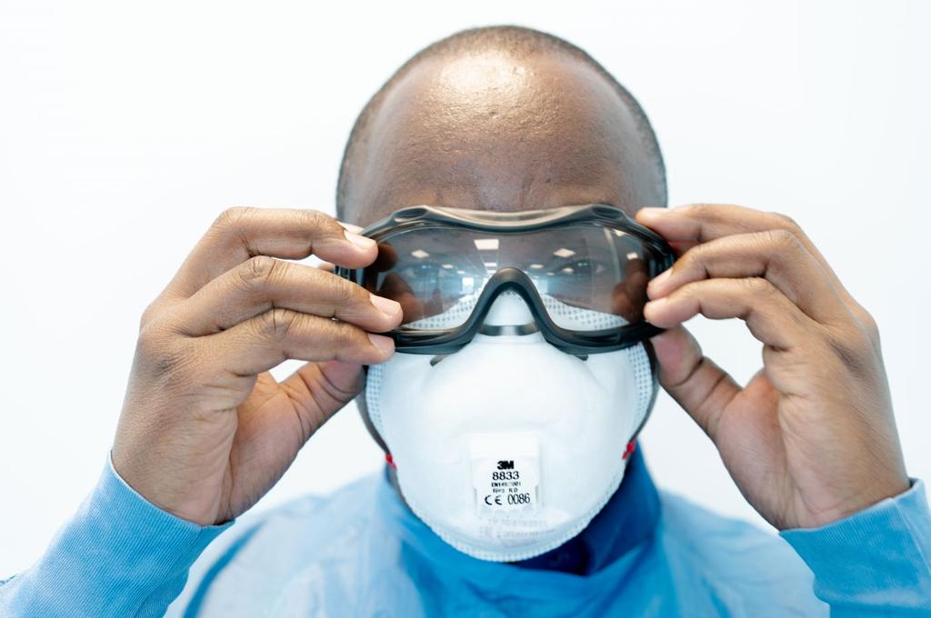 založení respirátora si založte okuliare na ochranu očí.