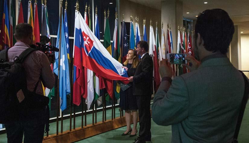 Historické predsedníctvo Slovenska Miroslav Lajčák, predseda 72. Valného zhromaždenia OSN, ukazuje našu štátnu vlajku slovenskému televíznemu štábu počas nakrúcania v sídle OSN v New Yorku.