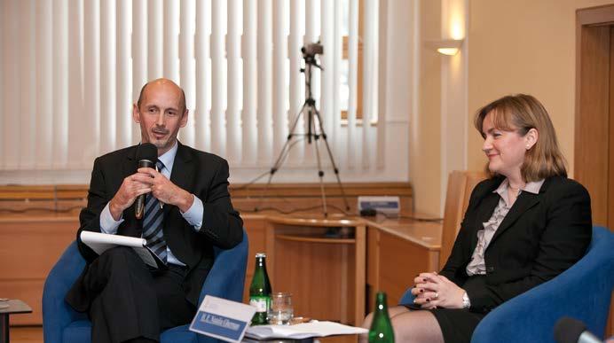 Príbeh Slovenska a UNDP v troch dejstvách Peter Hulényi a vtedajšia ministerka zahraničných vecí Moldavska Natalia Gherman na podujatí pri príležitosti 10. výročia vzniku SlovakAid v októbri 2013.