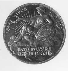 Stabilitu bankoviek zaisťovalo ich krytie zlatom a skutočnosť, že mincová razba dosiahla približne polovicu objemu vyda- ➂ 2 koruna 1912 (uhorská razba), reverz ných bankoviek.