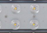 Optika Pre zabezpečenie stálej a rovnomernej distribúcie svetla po celom osvetľovanom priestore, každá LED je vybavená vlastnou optikou.