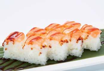 Uramaki classici Roll di riso farcito con salmone saltato e philadelphia Roll