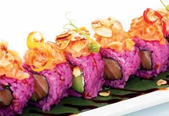 Uramaki pink Roll di riso rosa farcito con salmone e avocado, guarnito con tartare di