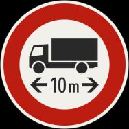 24. 242 Značka zakazuje vjazd vozidlom, ktorého okamžitá šírka vrátane nákladu presahuje vyznačenú hranicu. Maximálna šírka 25.