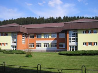 Logo školy Hlavná školská budova Naším