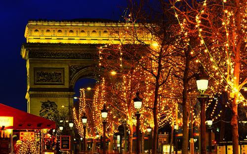 Francúzsko je štát bohatý na vianočné zvyky, najmä na vianočné a predvianočné trhy, ktoré sa konajú na veľkých námestiach.