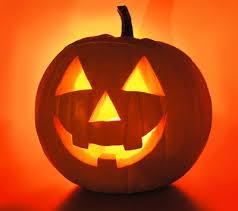 Halloween je sviatok oslavovaný večer 31. októbra. Oslavujú ho predovšetkým deti oblečené v kostýmoch, ktoré koledujú a navštevujú susedov.