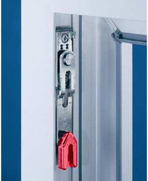 Únikové dvere sú pri plastových a drevených výrobkoch vybavené špeciálnym zámkom s krátkym chodom.