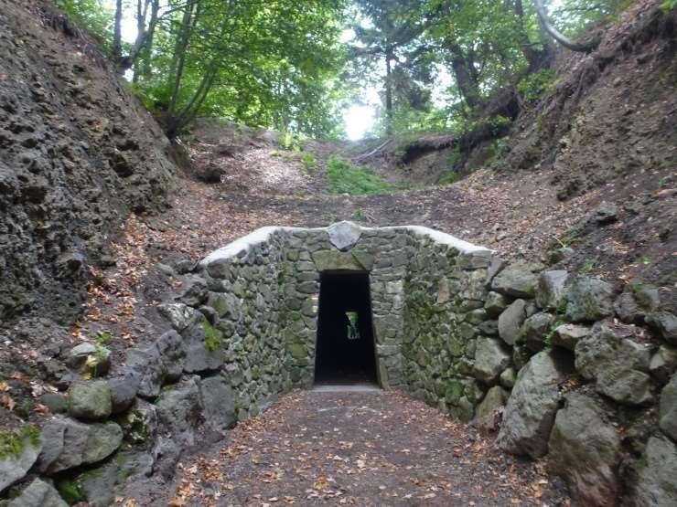 CYKLISTICKÉ TRASY 1. Chata nad Tajovom (770 m n. m.) Tichá (865 m n. m.) Tunel (1143 m n. m.) Skalka (1180 m n. m.) Bystrické sedlo (1190 m n. m.) Králické sedlo (1185 m n. m.) Sedlo Tri kríže (1182 m n.