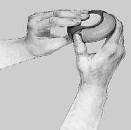1. OTVORIŤ: aby ste otvorili Diskus, v jednej ruke držte vonkajší kryt a palec druhej ruky vložte do jazdca.