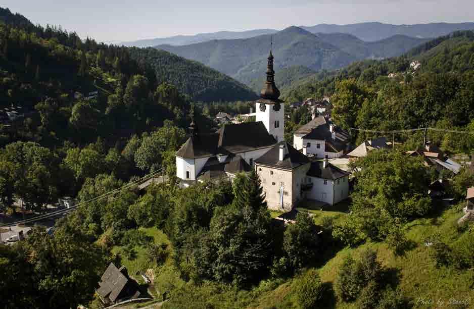 D. Špania Dolina je banícka obec na Slovensku v okrese Banská Bystrica asi 14 km severne od centra Banskej Bystrice.
