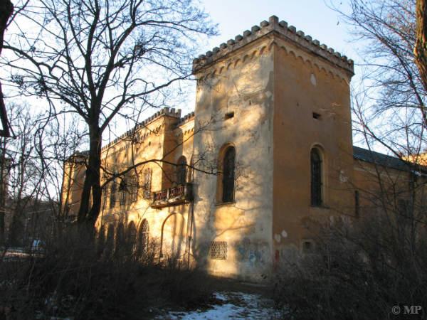 D. Kaštieľ Radvanských je kaštieľ zo začiatku 16. storočia nachádzajúci sa v banskobystrickej mestskej časti Radvaň.