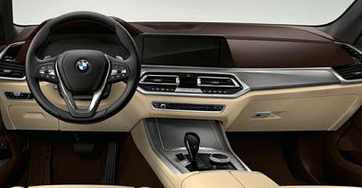 Športový kožený volant príjemne sedí v rukách a interiérové lišty Aluminium Mesh Effect Dark vizuálne zvýrazňujú interiér.