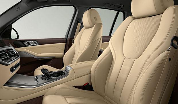 Pozdĺžne strešné nosiče v spracovaní matne leštený hliník sú základom pre multifunkčný strešný nosič BMW.