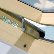 MONTÁŽNE DOPLNKY Montážne doplnky FAKRO zaisťujú rýchle a jednoduché spojenie okna s plochou strechy.