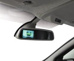 Parkovacia kamera zachytáva, čo sa deje za vozidlom, a vy môžete sledovať jej zábery v zrkadle (MediaNav) alebo na obrazovke