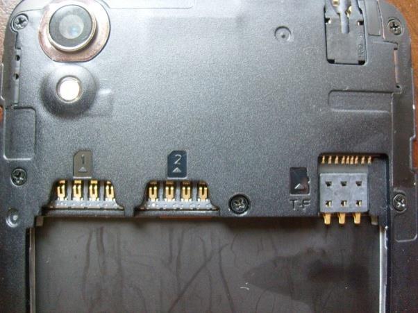 Inštalácia kariet: SIM1, SIM2 a microsd Karty SIM1, SIM2 a microsd sa nachádzajú nad batériou. Karty je možné vidieť po zložení zadného krytu telefónu.
