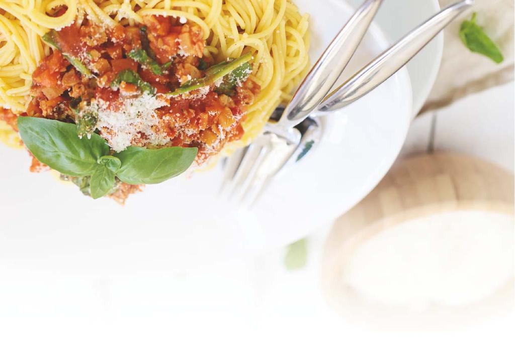 Low-FODMAP špagety Bolognese V hlbšej panvici zohrejeme cesnakový olej a opekáme na ňom mrkvu, petržlen a jarnú cibuľku asi 1 minútu, potom prikryjeme a necháme dusiť 6 minút, občas premiešame.