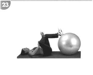21. Posilňovanie kolenných šliach: položte jednu pätu na zem, gúľajte loptu dozadu a presuňte vrchnú časť tela dopredu, aby ste pretiahli nohu až je kompletne natiahnutá, potom vymeňte strany. 22.