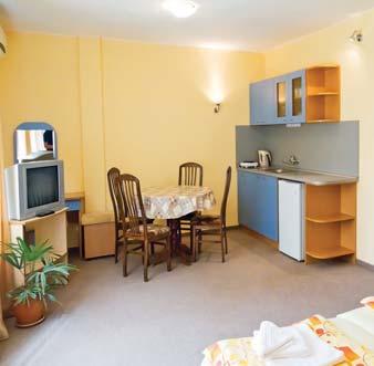 2) Ubytovanie v apartáne typu A, ktorý sa skladá z 2-lôžkovej spálne, obývacej iestnosti s rozťahovací gaučo pre 2 osoby a kuchynský kúto so základný vybavení.