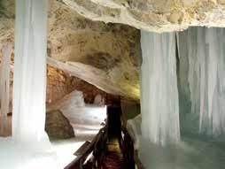 Jaskyne na Liptove Navštívte Demänovskú jaskyňu slobody, ktorá patrí medzi najkrajšie jaskyne v Európe. Očarí vás bohatou sintrovou výplňou rozličných farieb a tajuplným podzemným tokom Demänovky.