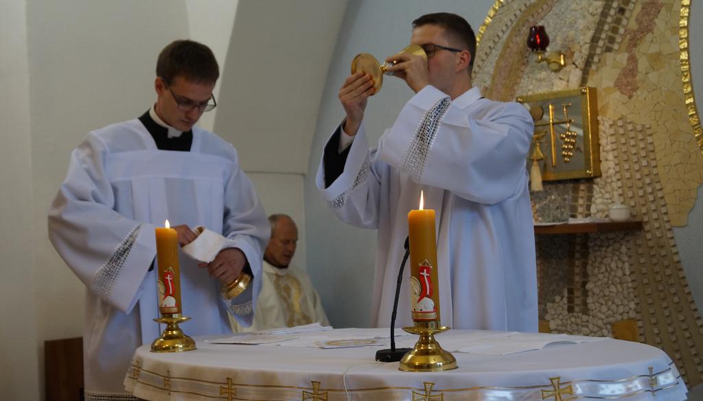 Ministérium akolytátu bolo udelené bratom štvrtákom v utorok 17. 4. 2018 z rúk bratislavského pomocného biskupa Mons.