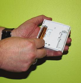 Zadnú dosku je možné namontovať priamo na povrch steny. Ideálna pozícia pre umiestnenie termostatu ERT20RF je zhruba vo výške 1,5m nad zemou.