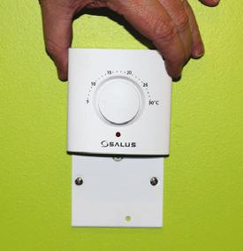 Neinštalujte termostat na vonkajšiu stenu, nad radiátor alebo na miesto, kde môže byť vystavený slnečnému žiareniu.