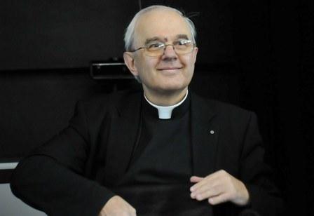 Relikviu univerzite daroval niekdajší osobný tajomník pápeža, krakovský arcibiskup Mons. Stanislav kardinál Dziwisz pri osobnej návšteve veľkého kancelára KU, košického arcibiskupa Mons.