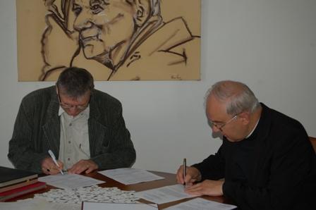 podpísali rektor KU prof. Tadeusz Zasępa, PhD. a rektor TU prof. JUDr. Marek Šmid, PhD. (na snímke vpravo) počas zasadnutia Vedeckej rady KU v stredu 7. novembra 2012.