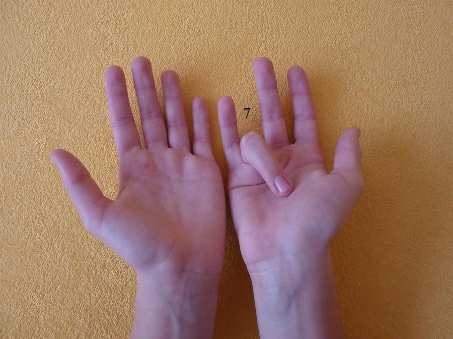 Ruky násobenie 9 7 x 9 = 63 Počet prstov naľavo od ohnutého prsta vynásobíme