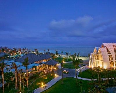 Okolie hotela je nádhernou tropickou záhradou a k dispozícii okrem mora a pláže sú aj dva bazény. Izby sú štandardne vybavené klimatizáciou, trezorom, kúpeľňou, minibarom, fénom.