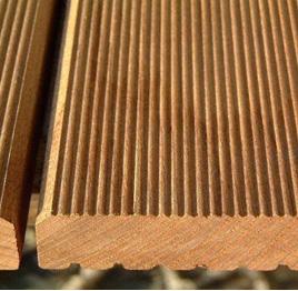 EXTERIÉROVÉ DREVENÉ TERASY THERMO JASEŇ Jaseňové drevo získava procesom termickej úpravy v peciach krásnu hnedú farbu a hlavne vynikajúce fyzikálno-chemické vlastnosti, ktoré sú porovnateľné s