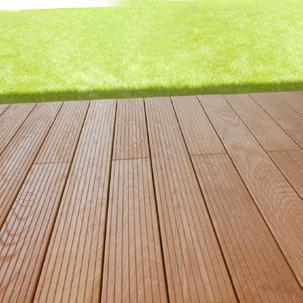 Krása drevenej terasy z THERMO jaseň vynikne tak v prirodzenom stave dreva bez povrchovej úpravy, ako aj s povrchovou úpravou transparentným parafínovým olejom, ktorý dodá termicky upravenému
