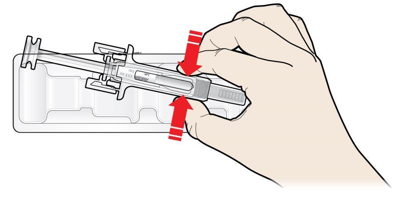 B Otvorte blister odtrhnutím krytu. Na vybratie naplnenej injekčnej striekačky z blistra uchopte chránič naplnenej injekčnej striekačky.