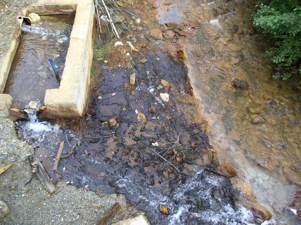 Nová drenáž SM2 Najvýraznejší a trvalý zdroj znečistenia potoka Smolník. Obsah kovov vo vode je niekoľkonásobne vyšší ako v nekontaminovanej časti potoka.