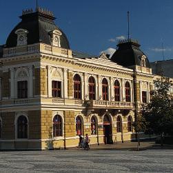sk Viete, že v budove bývalej mestskej radnice v súčasnosti sídli Turistické informačné centrum Nitra a Ponitrianske