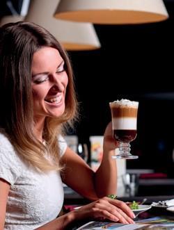 Navyše mlynček s keramickými kameňmi zabezpečuje dokonalé mletie kávy podľa Vašich požiadaviek. Programovateľné nastavenia Nastavili sme štandardné nápoje s veľkou starostlivosťou.