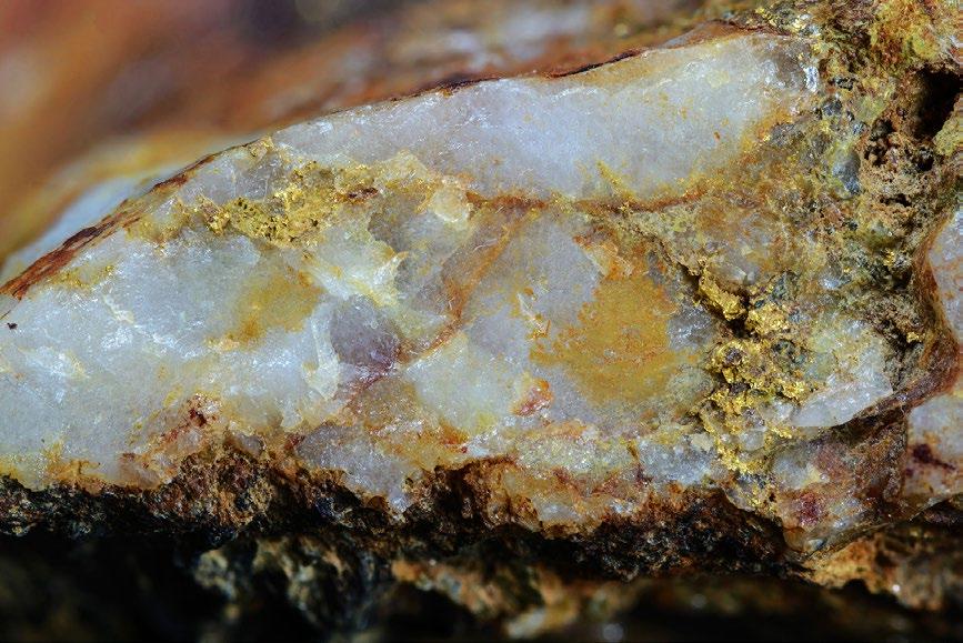Vtrúseniny sulfidov (nižšie opisované) v kremeni sú pravdepodobne generačne mladšie, vystupujú nepravidelne, hniezdovito a len lokálne.