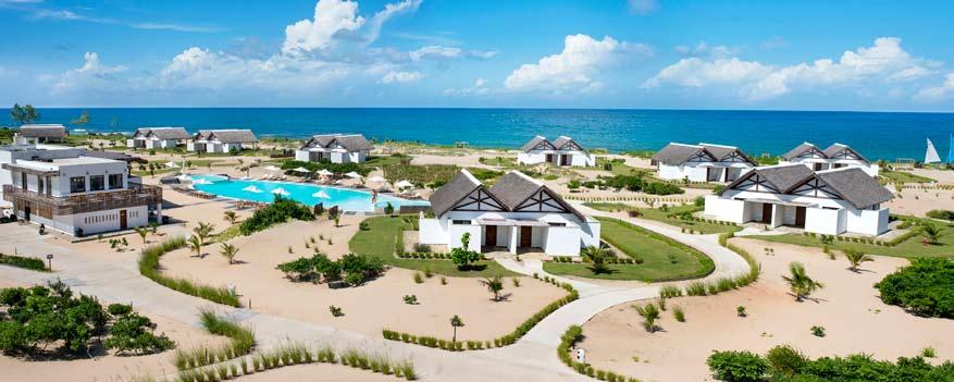 Mozambik Diamonds Mequfi Beach Do rodiny Diamonds pribudol v roku 2015 nový päťhviezdičkový hotel v turisticky takmer neob- ubytovaním v de luxe izbách alebo plážových suitách s oddelenou spálňou a
